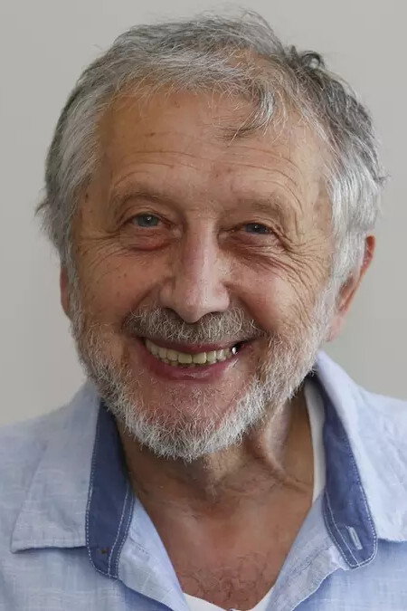 Jan Vodňanský as majitel hotelu in Kluci z hor