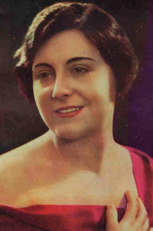 Carmen Viance as Isabel in Prim