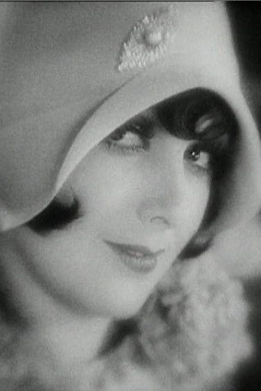 Else Heller as Mutter Holk in Asphalt