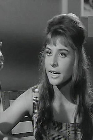 Helen as راقصة in بين قلبين