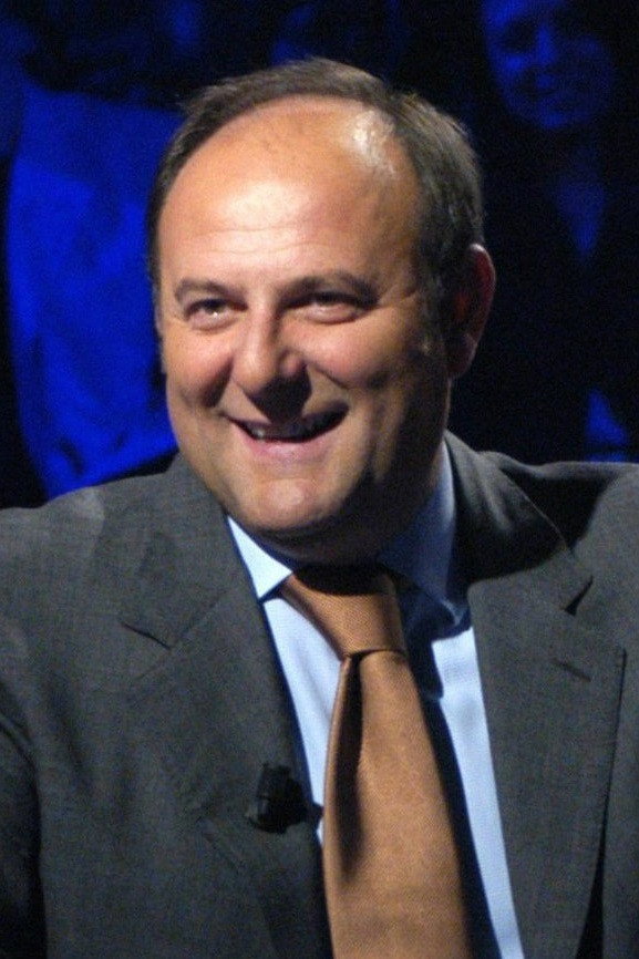 Gerry Scotti as Gigi Mantelli in Finalmente Soli