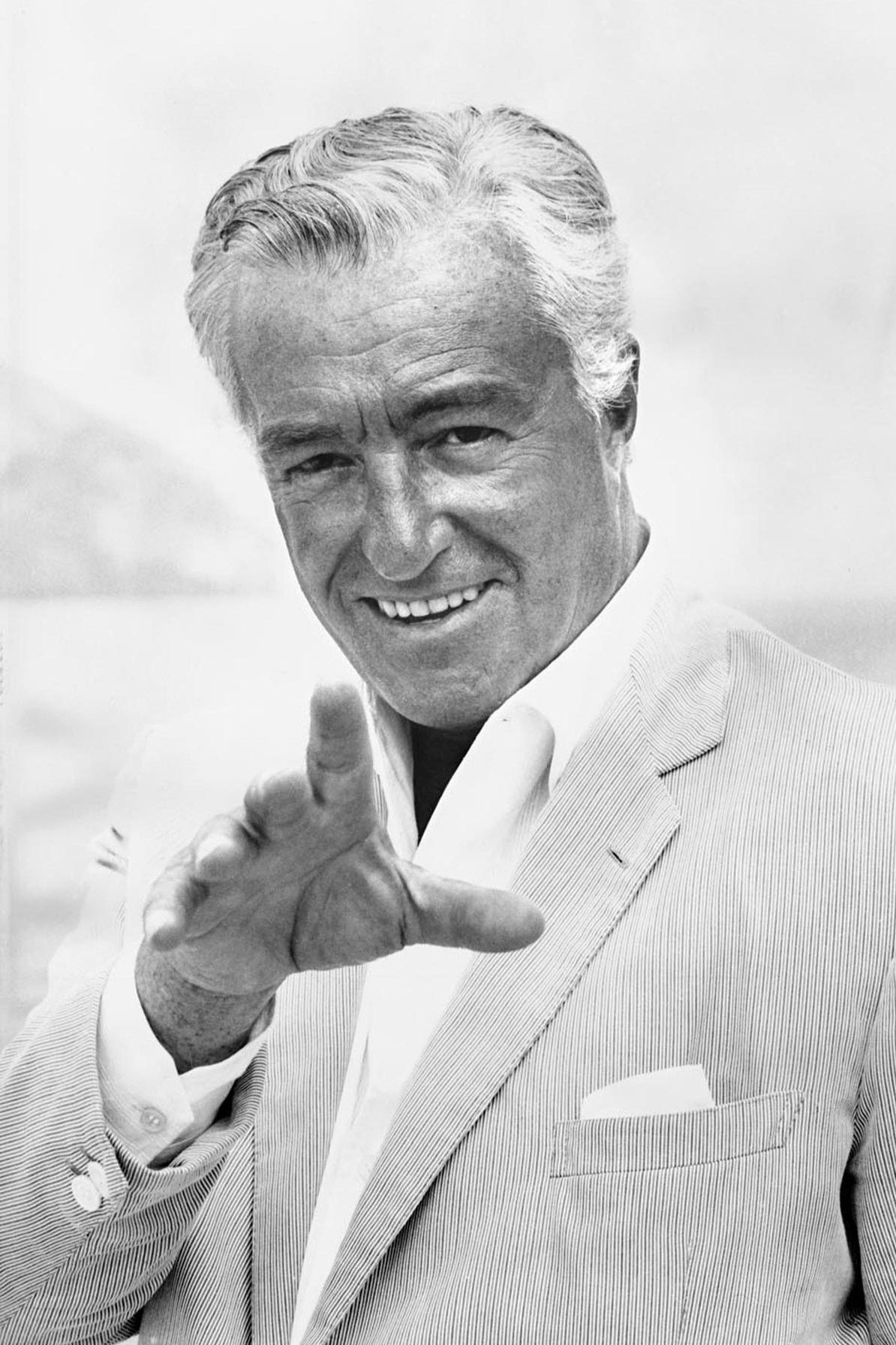 Vittorio De Sica as Defense Advocate (segment "Il processo di Frine") in Times Gone By