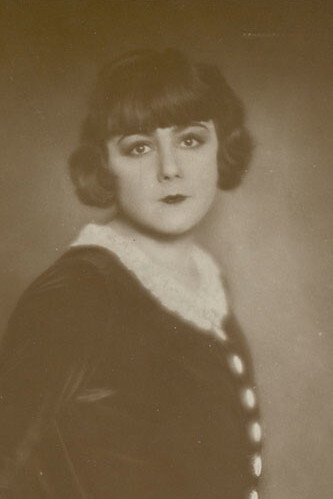 Lilly Flohr as Hermance in Die kleine Midinette