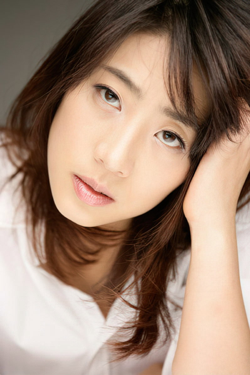 최반야 as Sunhee's Friend in Woman on the Beach