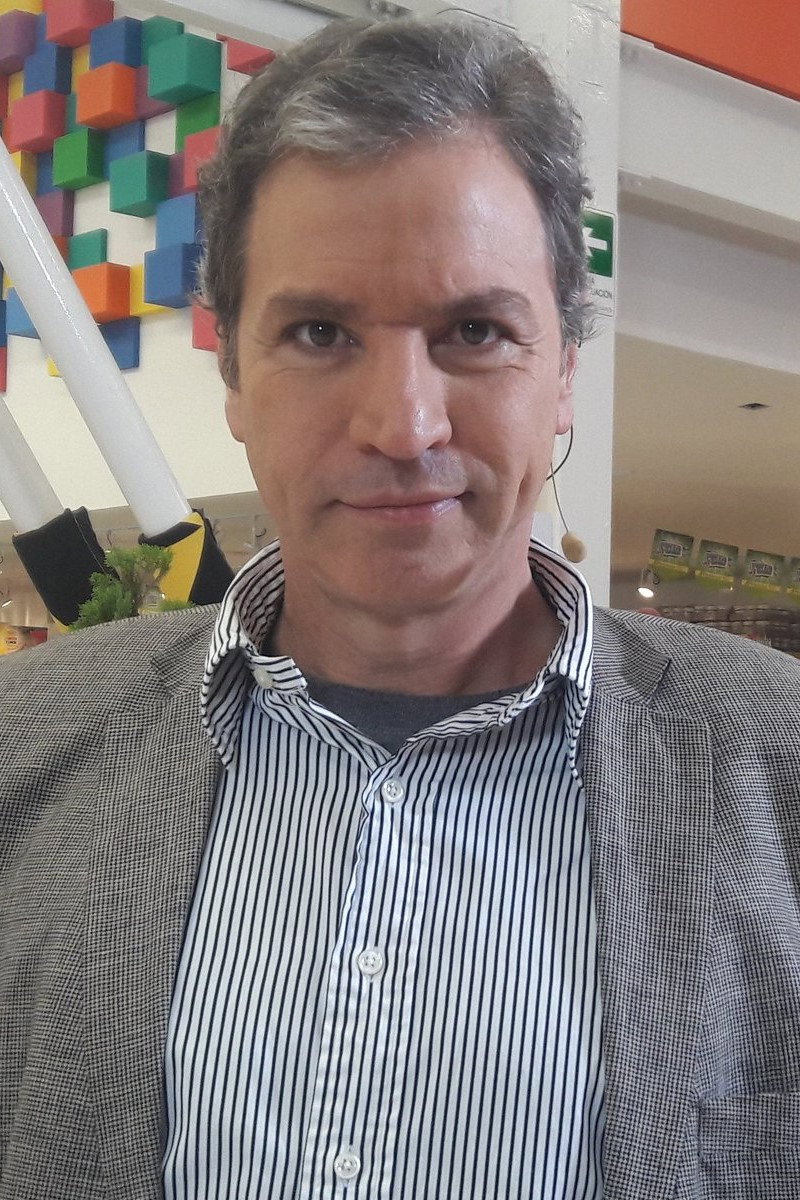 Ricardo Vélez as Armando Valenzuela in Los Reyes