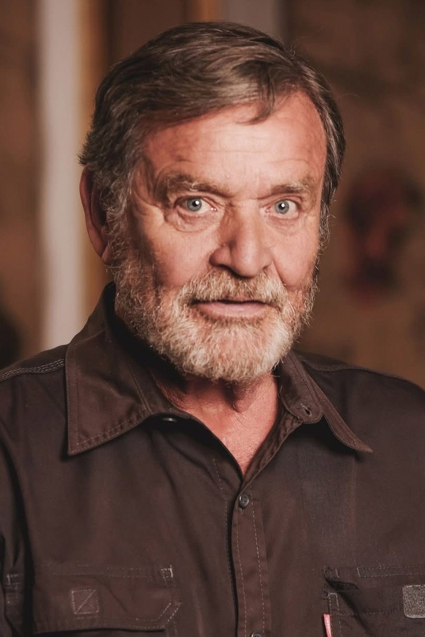 Hans Strydom as Chris in Sonja