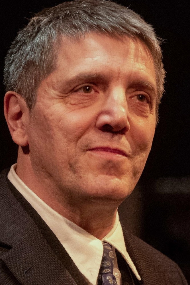 Hervé Laudière as Le vétérinaire in Virus au paradis
