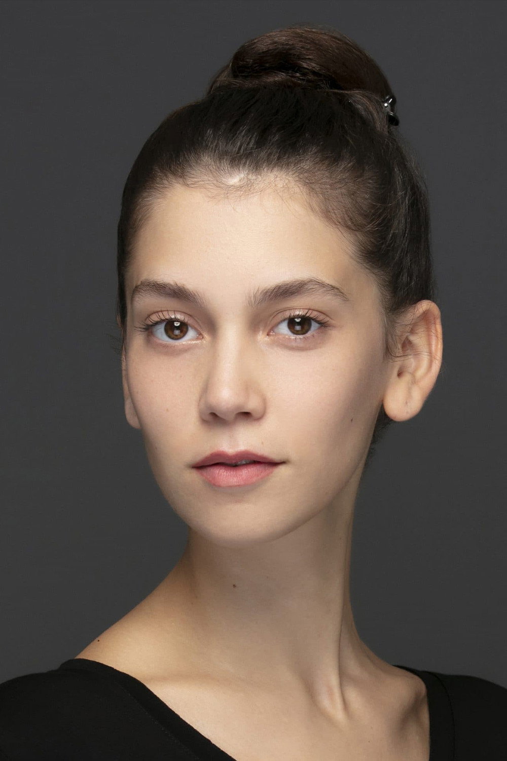 Ecem Sena Bayır as Holofira in Kuruluş Osman