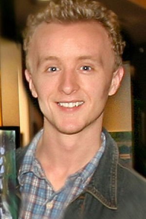 Paul Cram as Zee in Intermedio