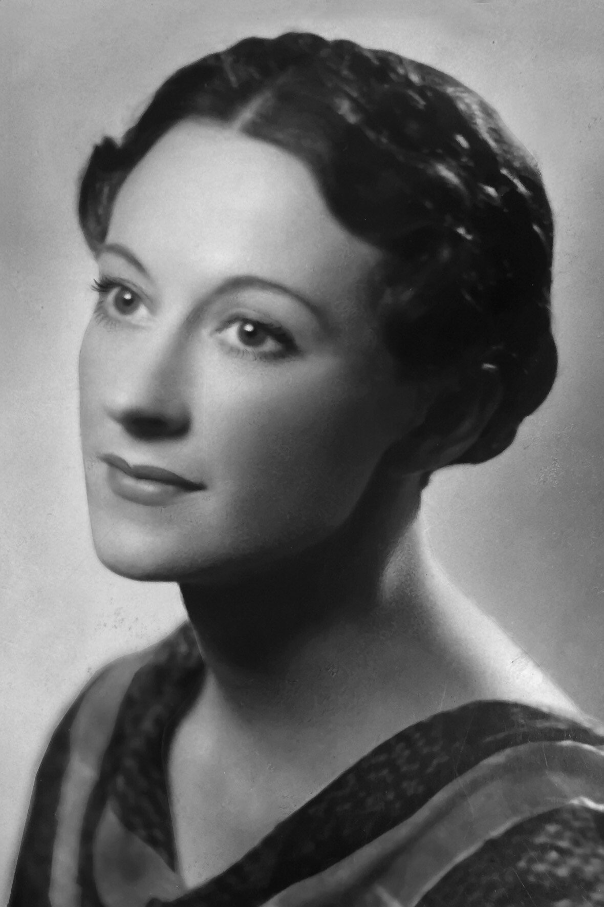 Elspeth Duxbury as Elizabeth "Pinkie" Pinkerton in Make Mine Mink