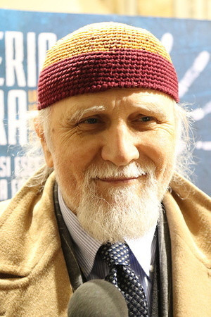 Moni Ovadia as Adamo in Looking for Paradise