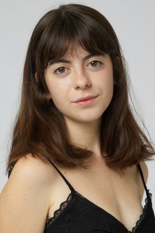 Judit Martín as Inspector Rueda in El fantasma de mi mujer