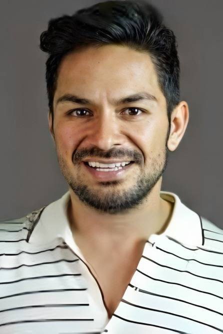 John Solis as Mauricio in El chrysler 300: Chuy y Mauricio
