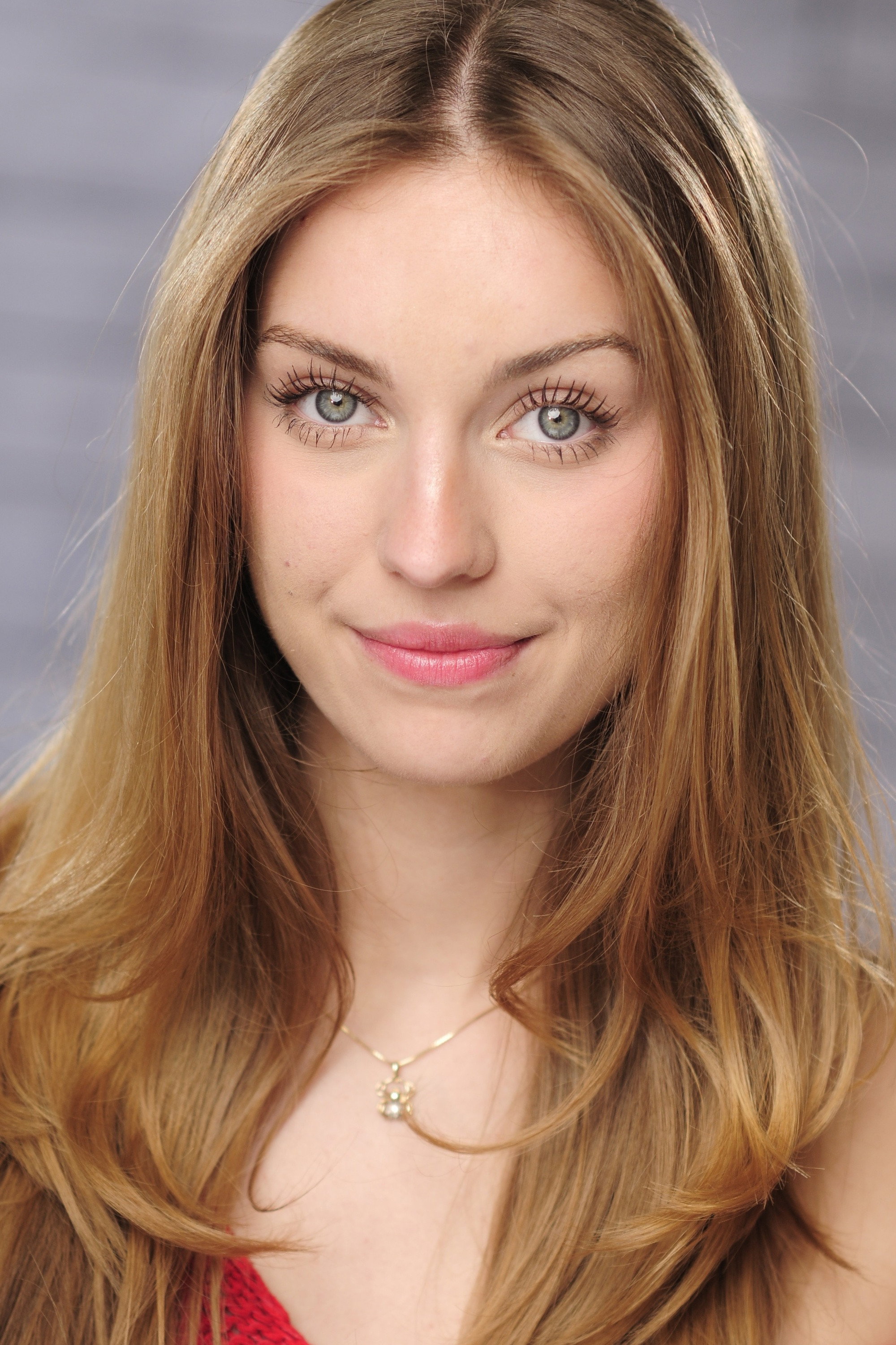 Victoria Kmiec as Hannah in Paranoid