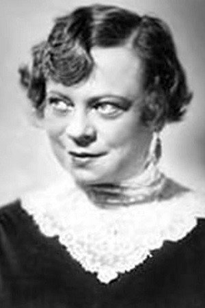 Emilia Unda as Tante Anna in Pappi