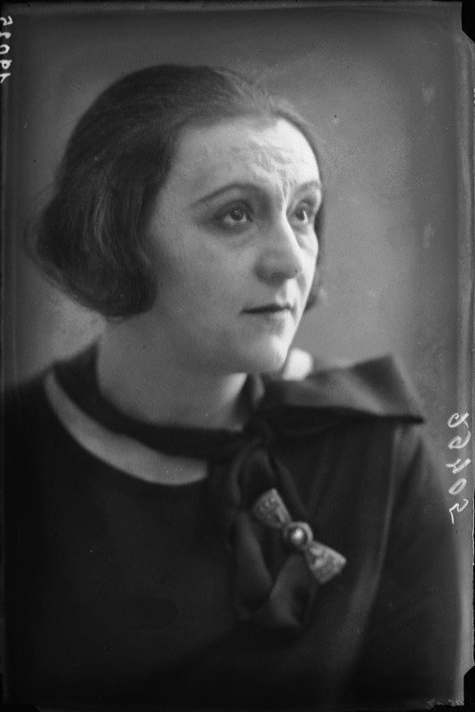 Tatyana Pavlova as Ester Pezzana in Menage Italian Style