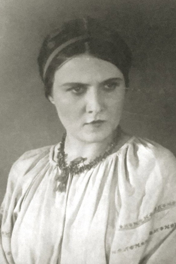 Катерина Осмяловська as Valya in The Taras Family