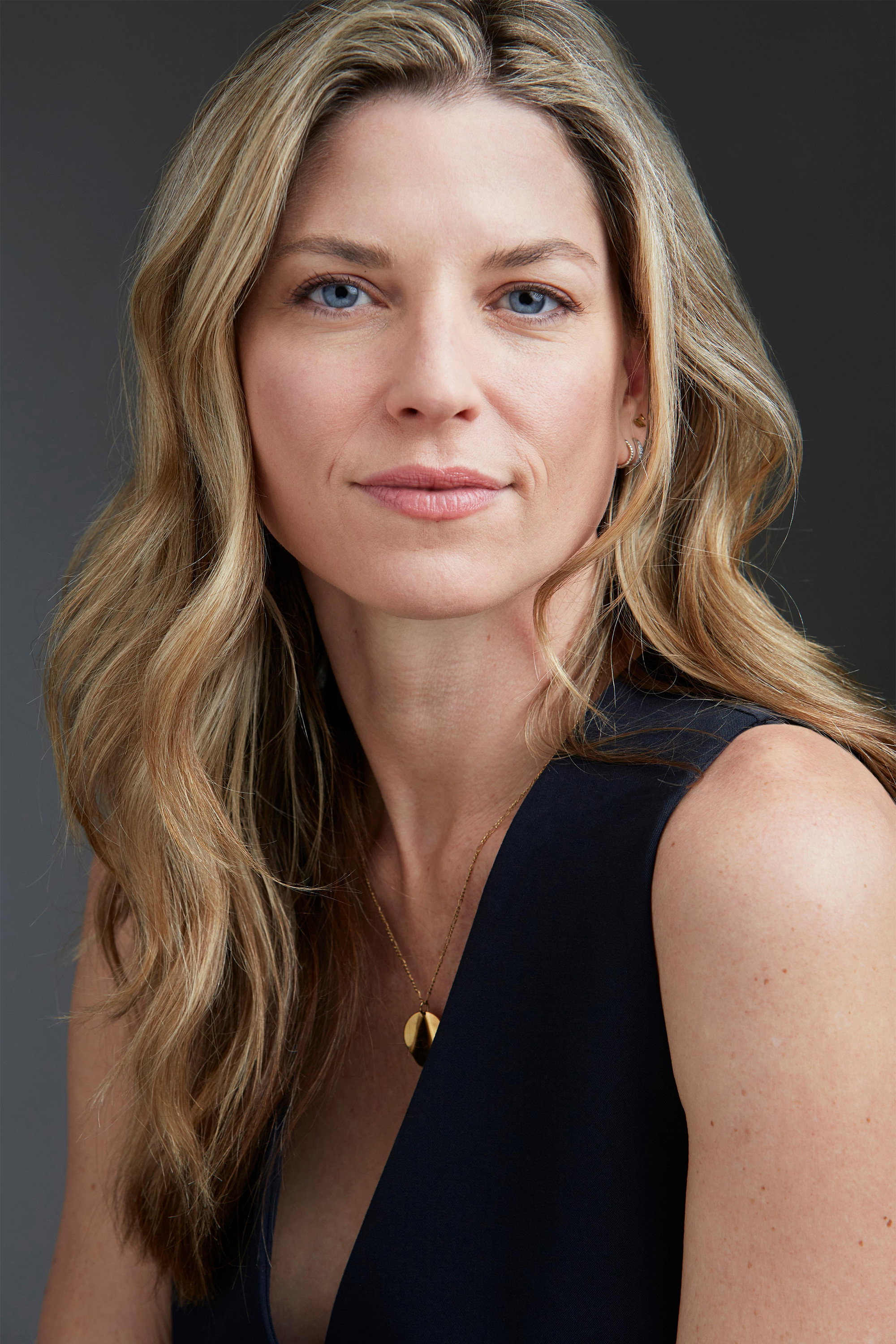 Amanda Goldsmith as Sara in The Sleeping Woman