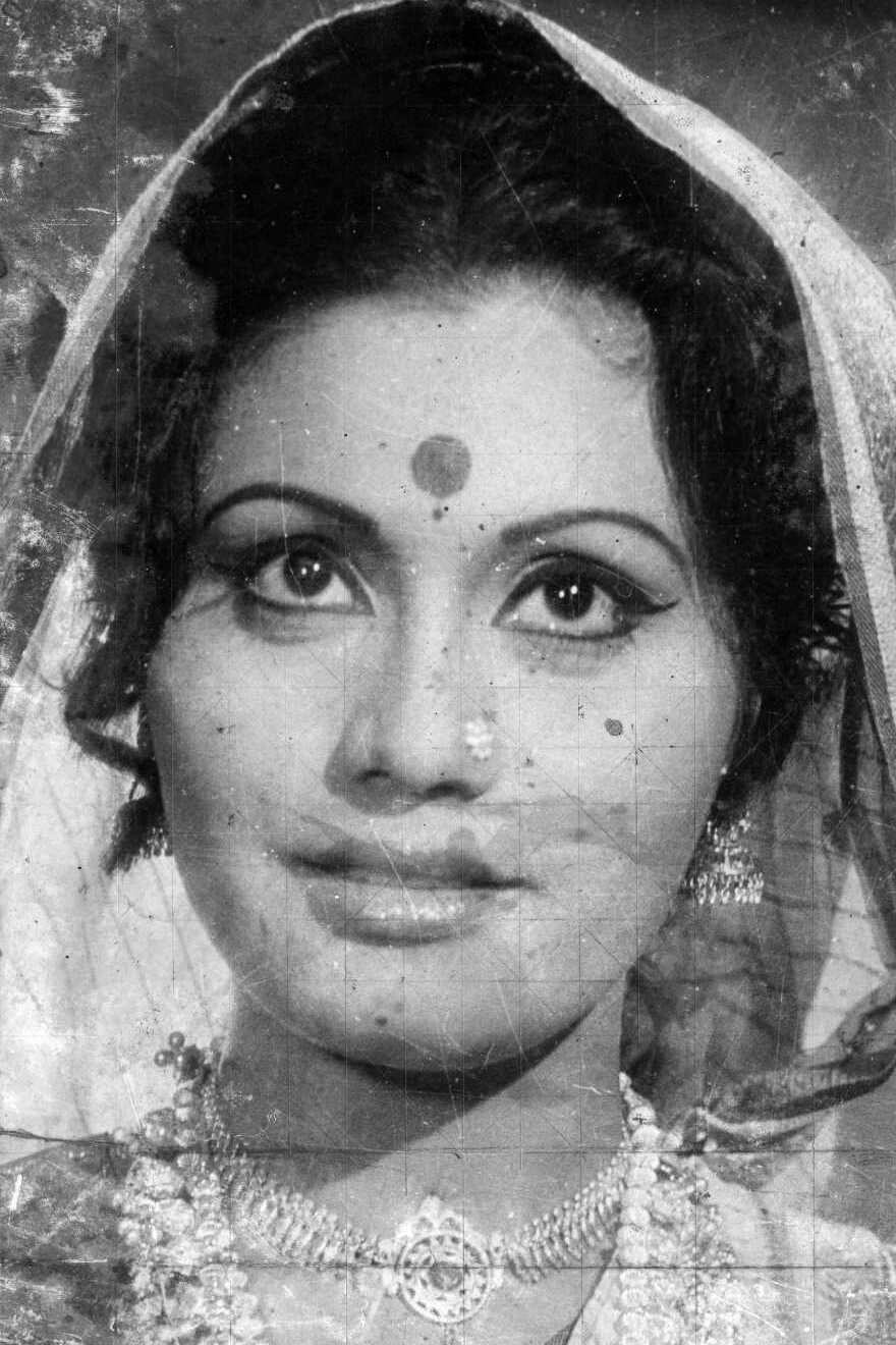 Usha Naik as Sundrabai in Don Baika Phajeeti Aika