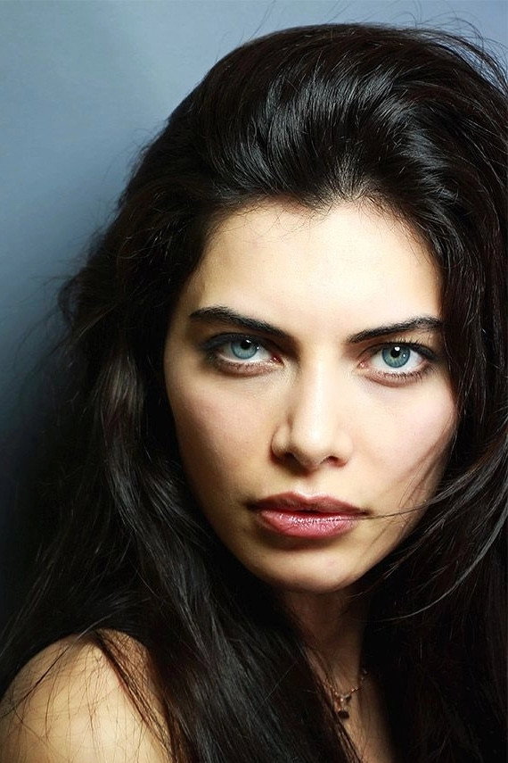 Ceren Hindistan as İsmet in Baba Ocağı