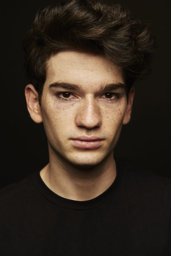 Jorge Motos as Iván in Una película barata