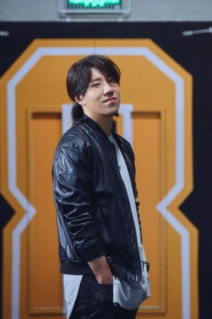Cao Bo as Jiang Shijia in Skate Into Love