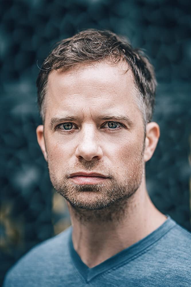 Roman Roth as Dr.Alex Noll in Dating Daisy