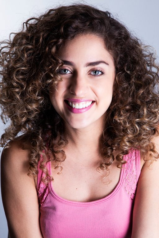Endi Vasconcelos as Cássia in Death Inhabits at Night