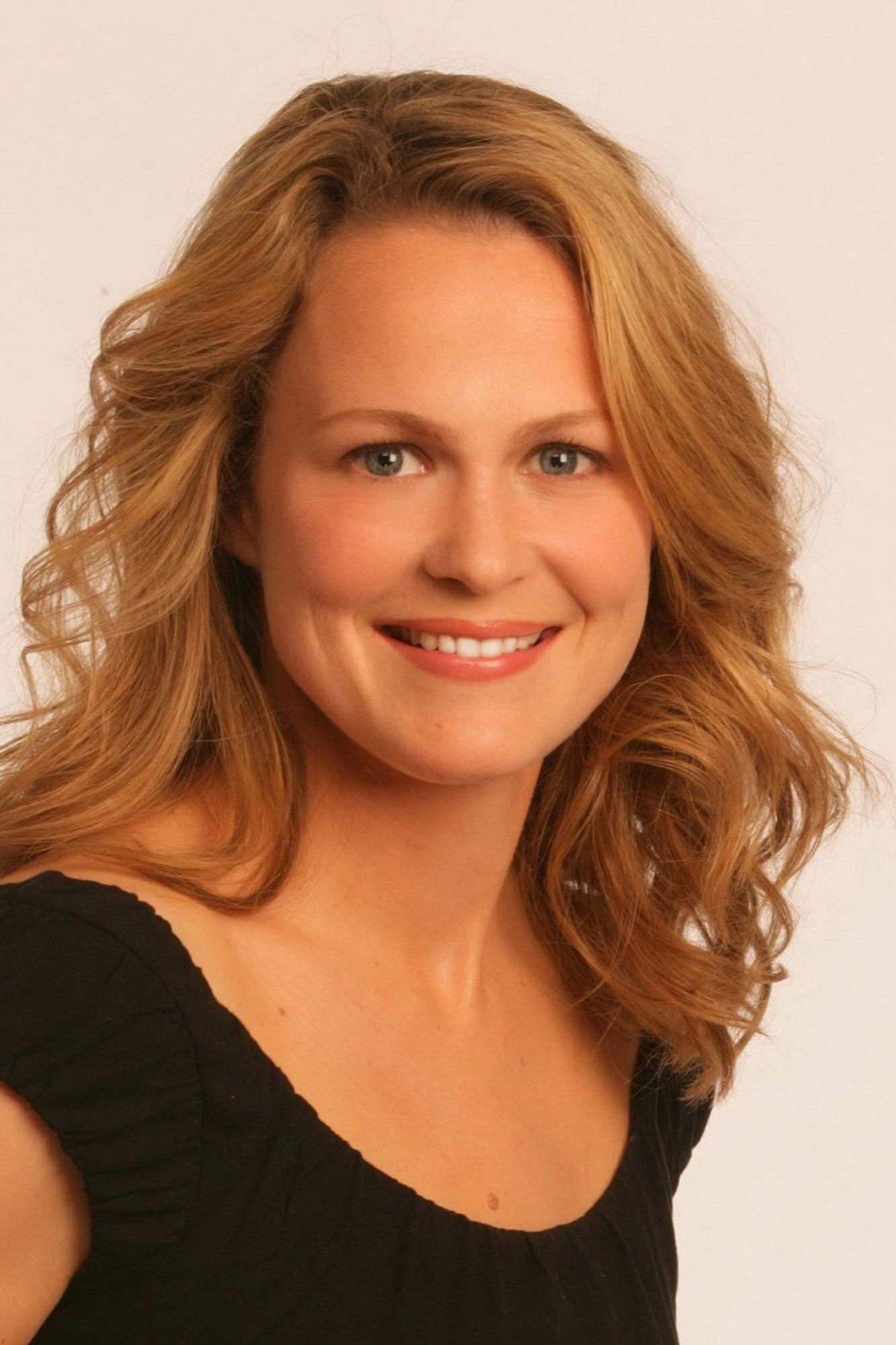 Emily Rutherfurd as 'New' Christine Hunter in The New Adventures of Old Christine