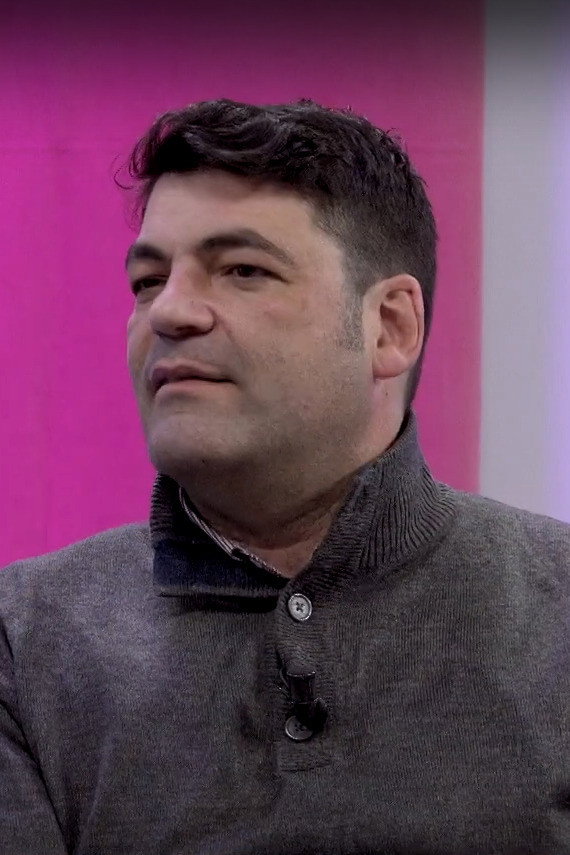 Carles Chova as Comentarista in Más Rápido