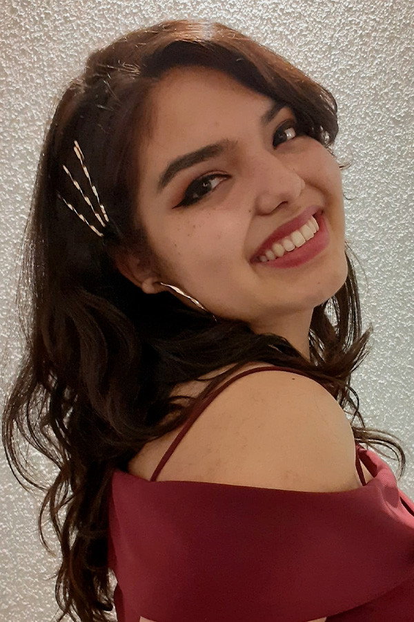 Camila Gutiérrez as Karen in The Date
