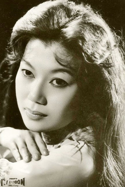 Kim Cương as Y Lan in Dame of the Camellias