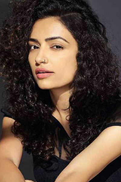 Vaibhavi Upadhyay as Sheela in Zero KMS