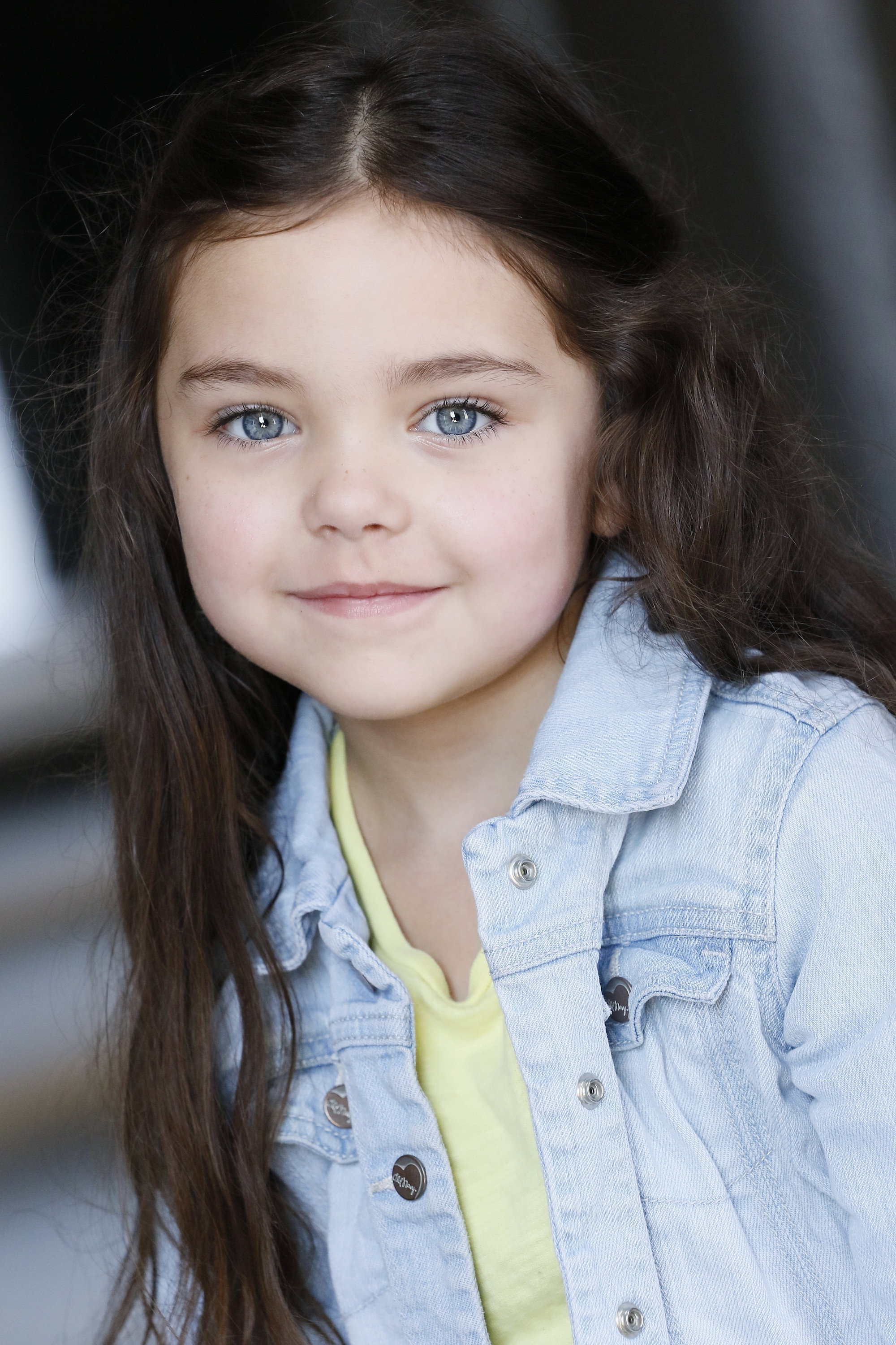 Murphee Bloom as Young Jule in Loose Ends
