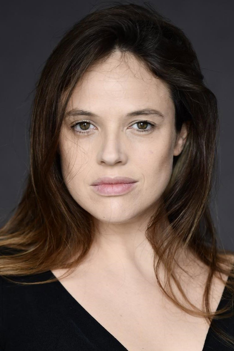 Catarina Wallenstein as Rose in Uma Família Açoriana