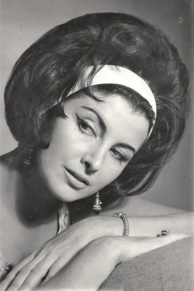 Patricia Luján as Monique in La ruta de los narcóticos