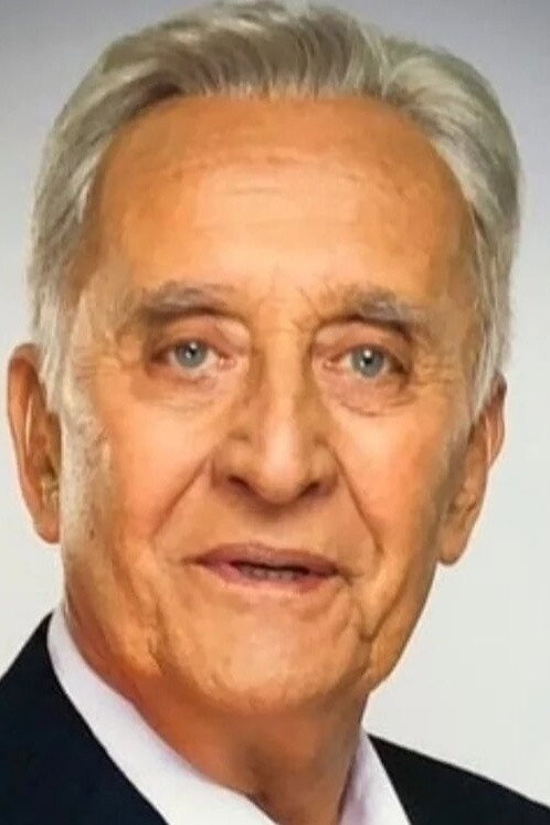 Patricio Castillo as Gonzalo Uriarte in Tres Mujeres