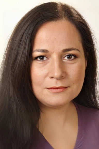 Ayşegül Uygurer as (Semra Poyraz Seslendirmesi) in Oyunun Kuralı