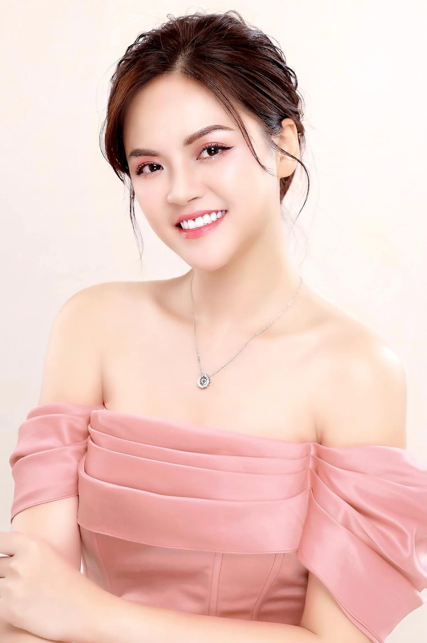 Thu Quỳnh as Thanh Vân in Có anh, nơi ấy bình yên