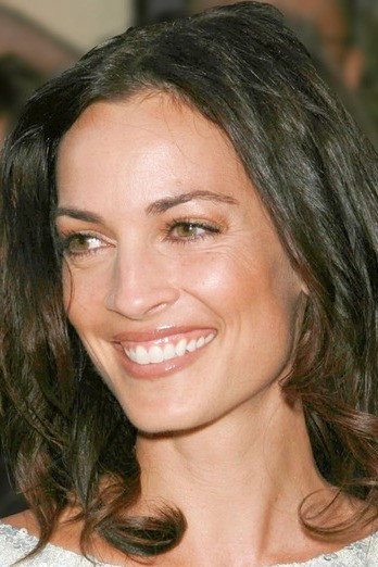 Johanna Nicosia as Hannah in The Contract