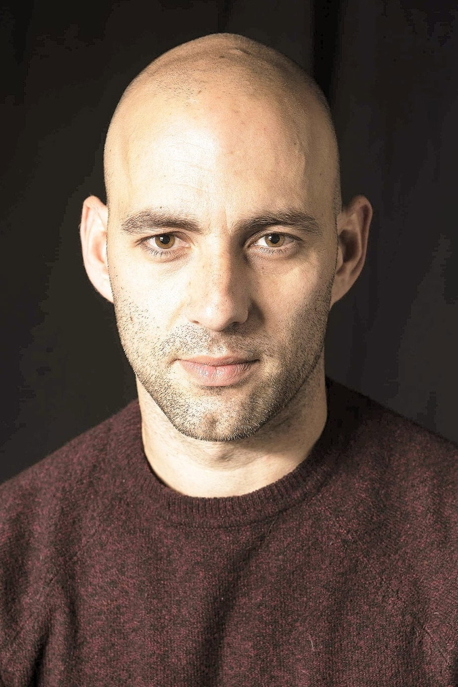 Tiago Abelho as Guy in A Entrevista