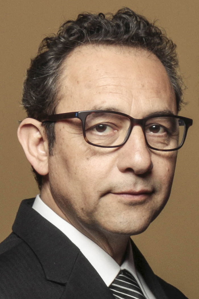 Daniel Muñoz as Dr. Vásquez in Vida por vida