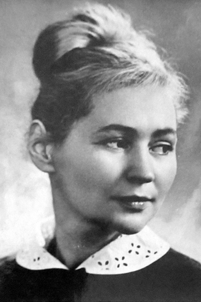 Вера Карпова as Катя, врач in People of Blue Rivers