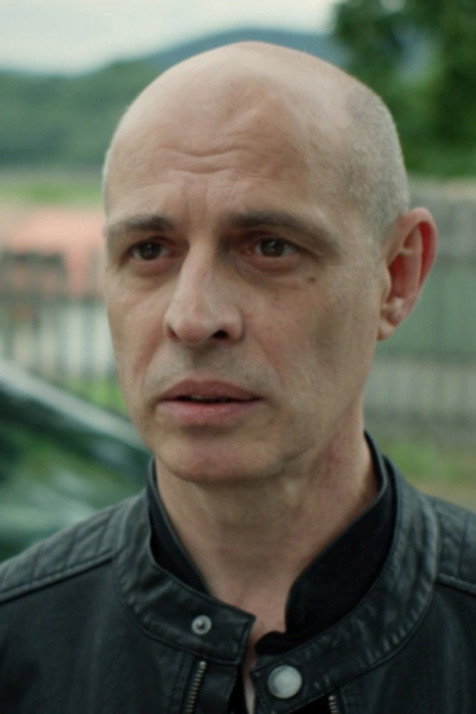 Hynek Chmelař as školník Flaška in Kája a Mat+Ema+Tika