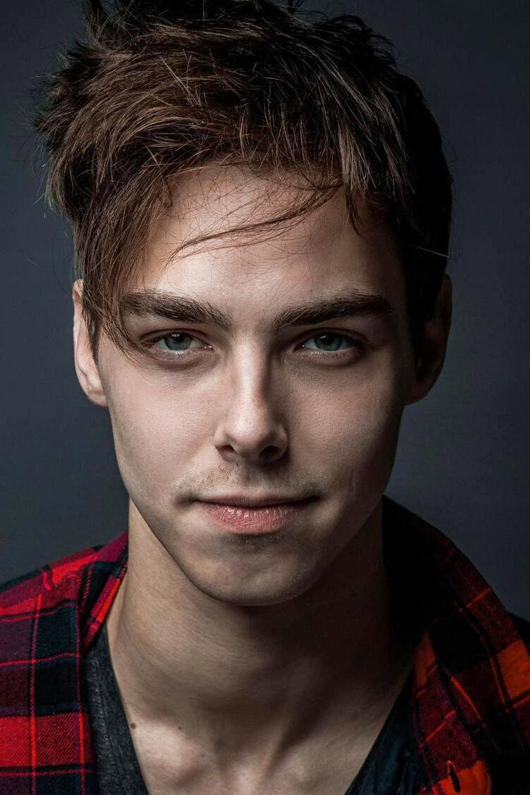 Юрий Насонов as Лев in The Pack