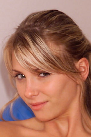 Gina as Karen in Enquête d'échanges