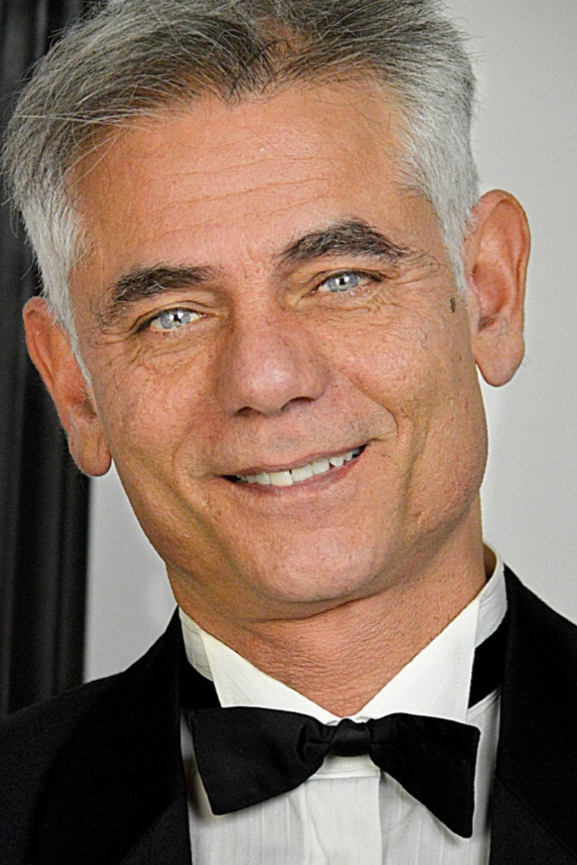 Mario Aterrano as Rapinatore in Rose e pistole