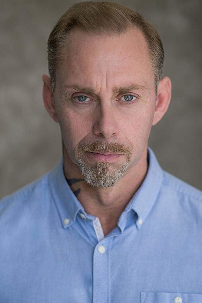 Kru Lundy as Sam in Sober