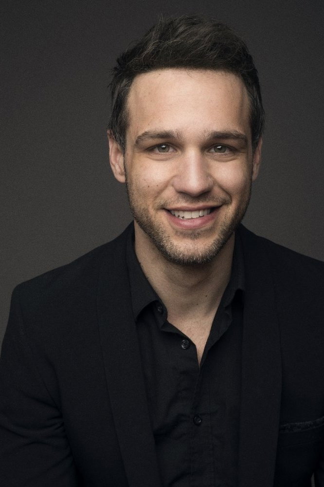 Taso Mikroulis as Simon The Realtor in The Trouble With Tessa
