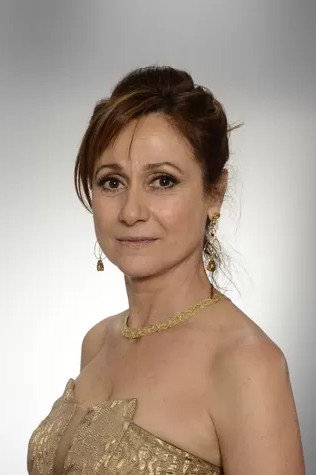 Zezé Polessa as Sra. Lima in As Alegres Comadres